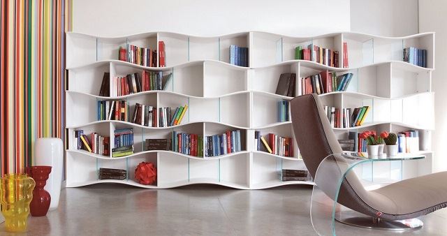 Organiza tu librería o estantería y descubre su función decorativa