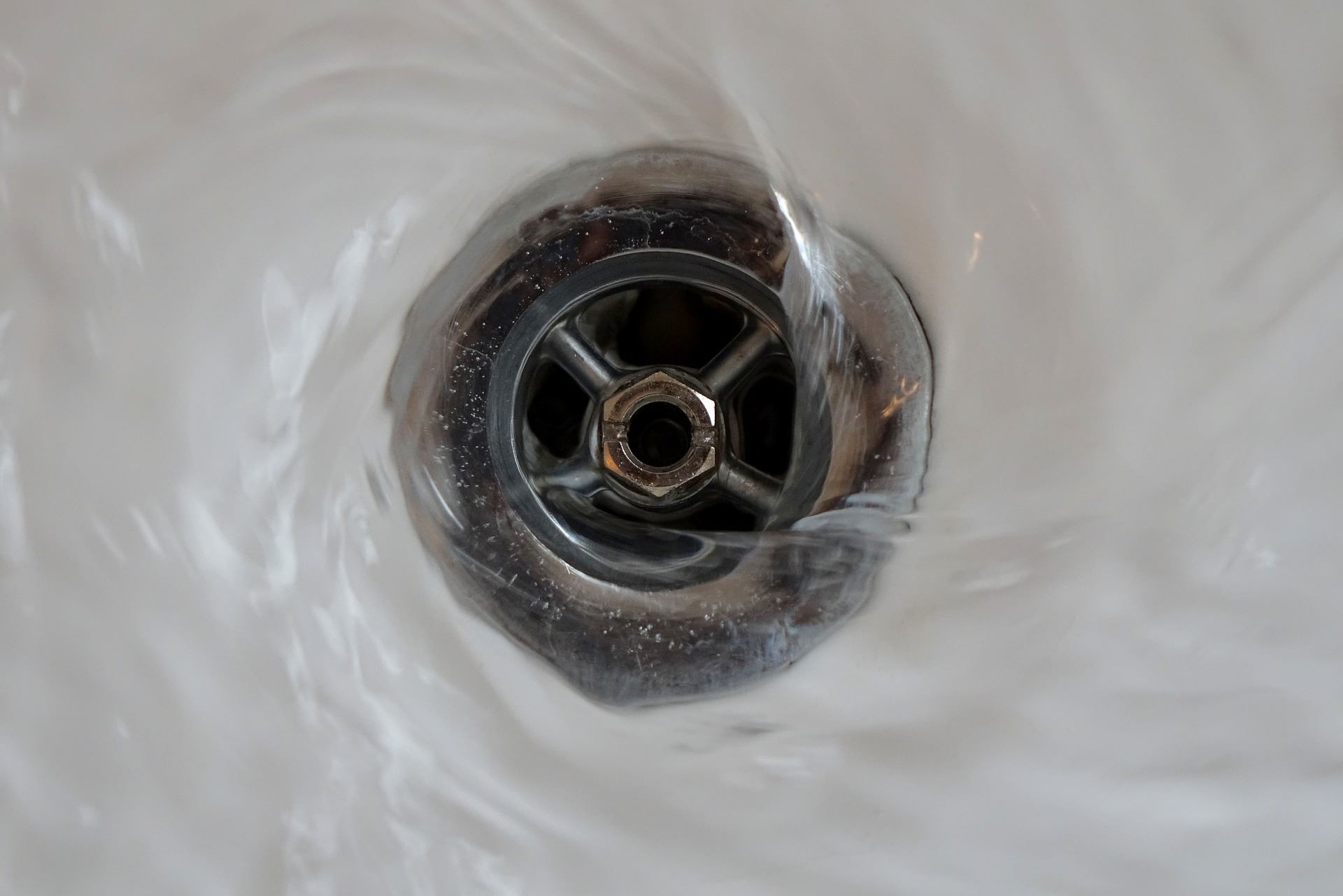 Cómo desatascar el desagüe de mi bañera
