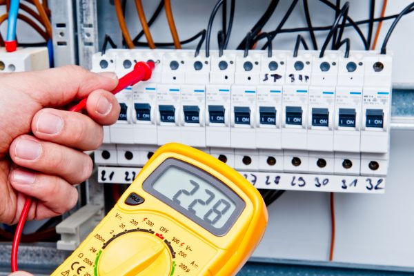 medir tensión eléctrica