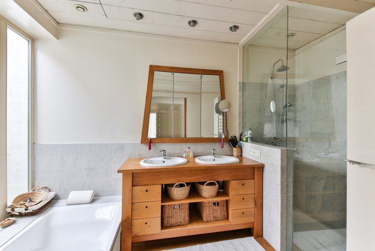 Saca brillo a tus muebles del baño