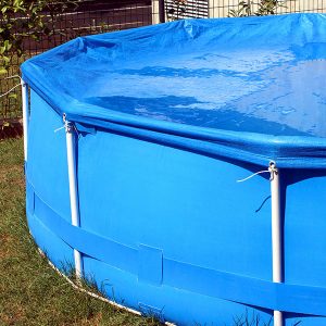 Piscina cubierta con lona