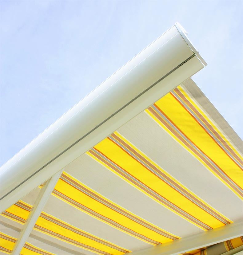 Instalar un toldo como aliado contra el calor