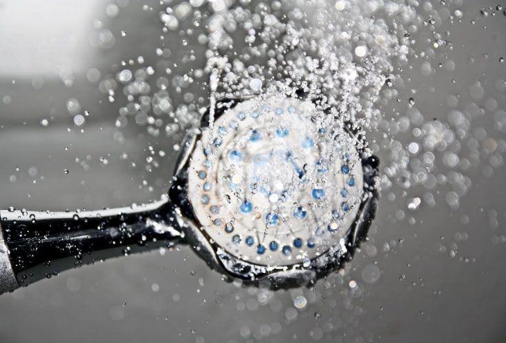 Controla la temperatura del grifo de la ducha