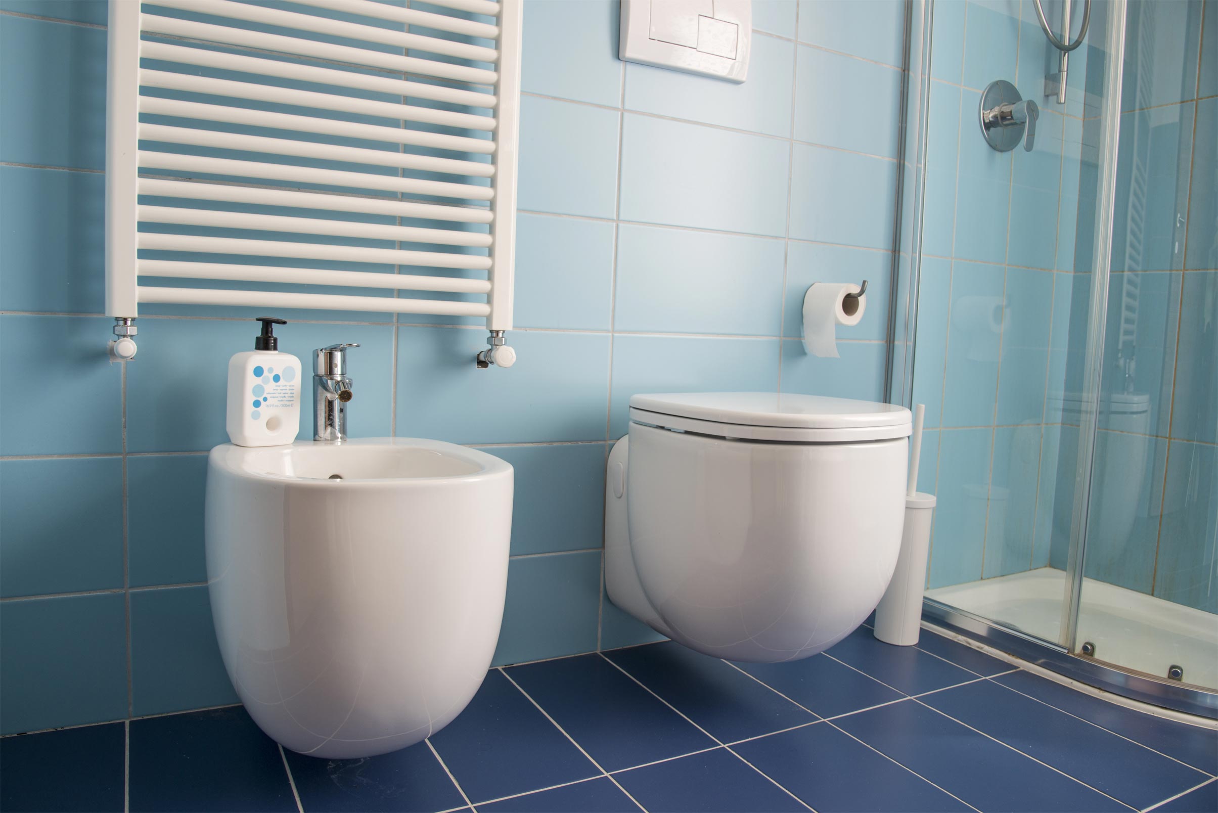 Instala un radiador toallero en tu baño