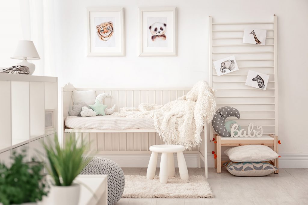 Habitación infantil blanca y gris