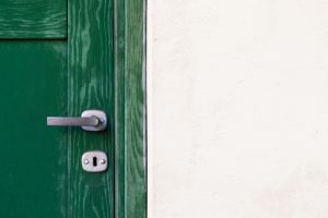 Cuanto cobra un cerrajero por abrir una puerta