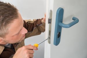 Cómo desmontar una cerradura de puerta
