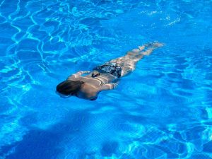 instalar un trampolín en la piscina
