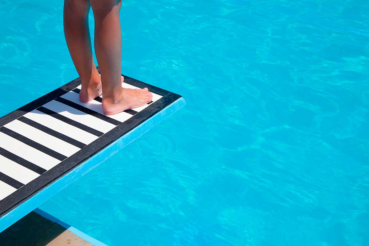 Cómo instalar un trampolín en la piscina