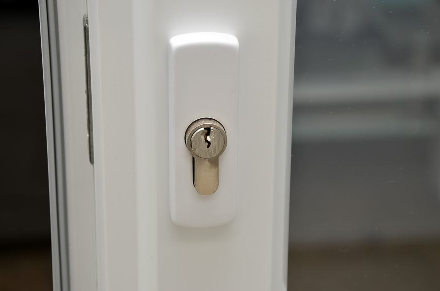 Colocar una puerta metálica