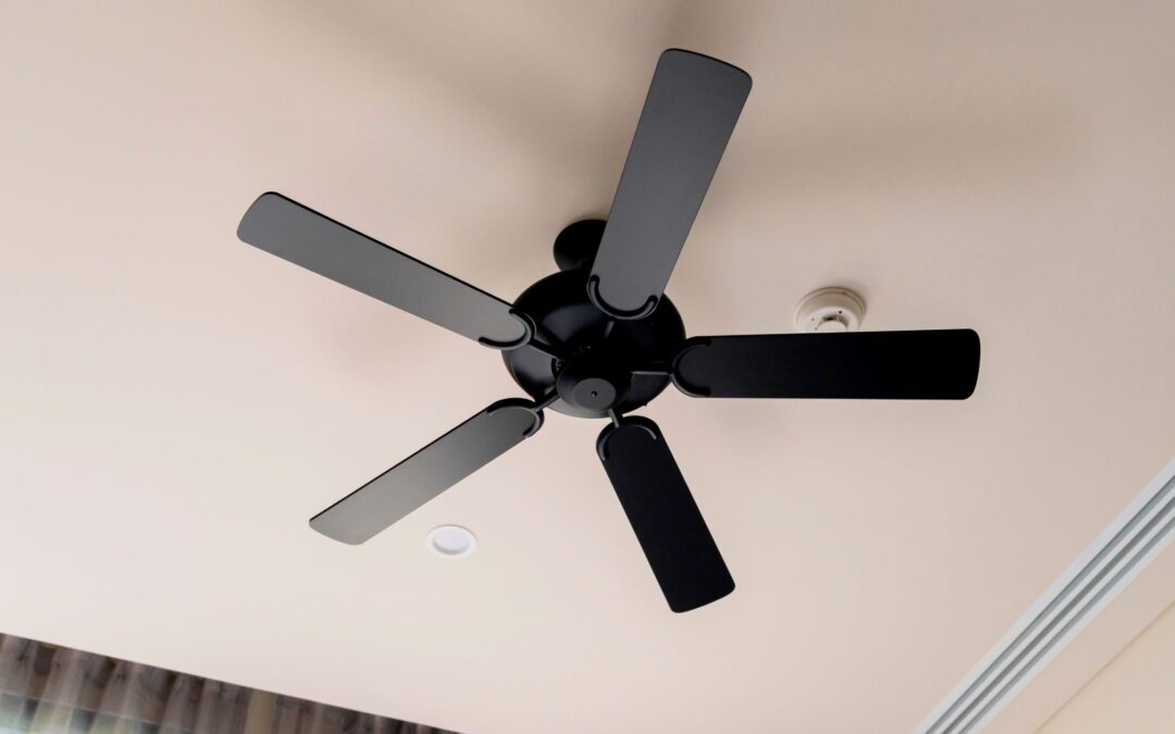 Cómo usar la función invierno/verano de tu ventilador de techo (truco poco conocido)